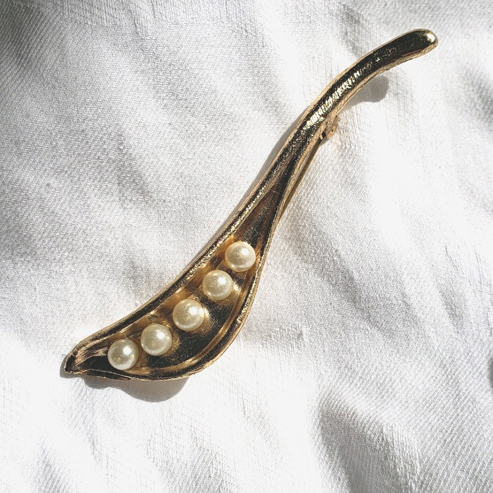 Vintage Pearl Goldtone Brooch